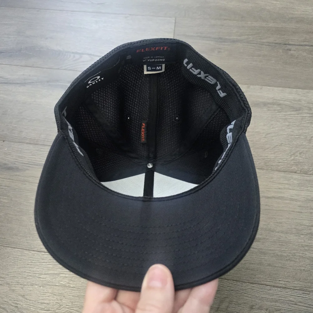 Oakley Flexfit Hat Small/Medium Black White - Picture 3 of 5